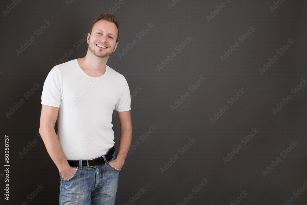 Gut aussehender junger Mann in Jeans und Shirt Gut aussehender junger Mann in Jeans und Shirt