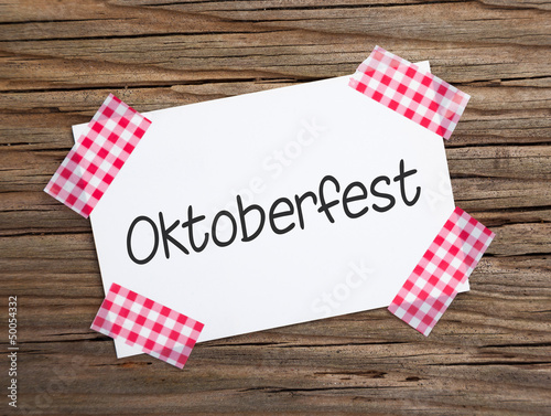 Klebestreifen Zettel auf Holz OKTOBERFEST