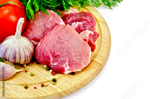 Meat slices on a round plate with vegetables