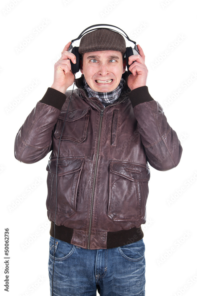 Mann hört laute Musik