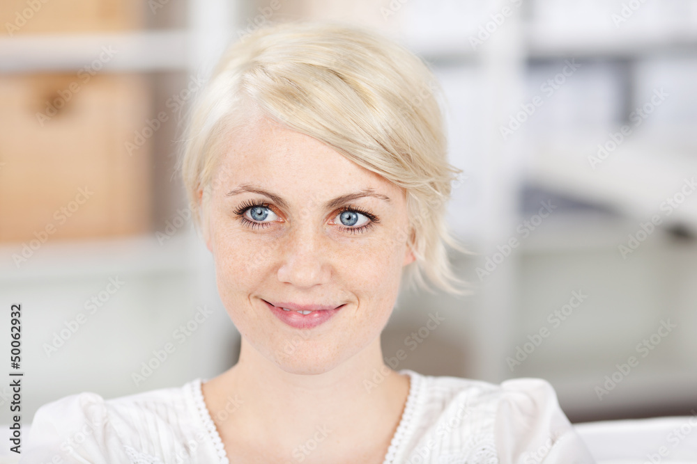 schöne blonde frau mit sommersprossen schöne blonde frau mit sommersprossen