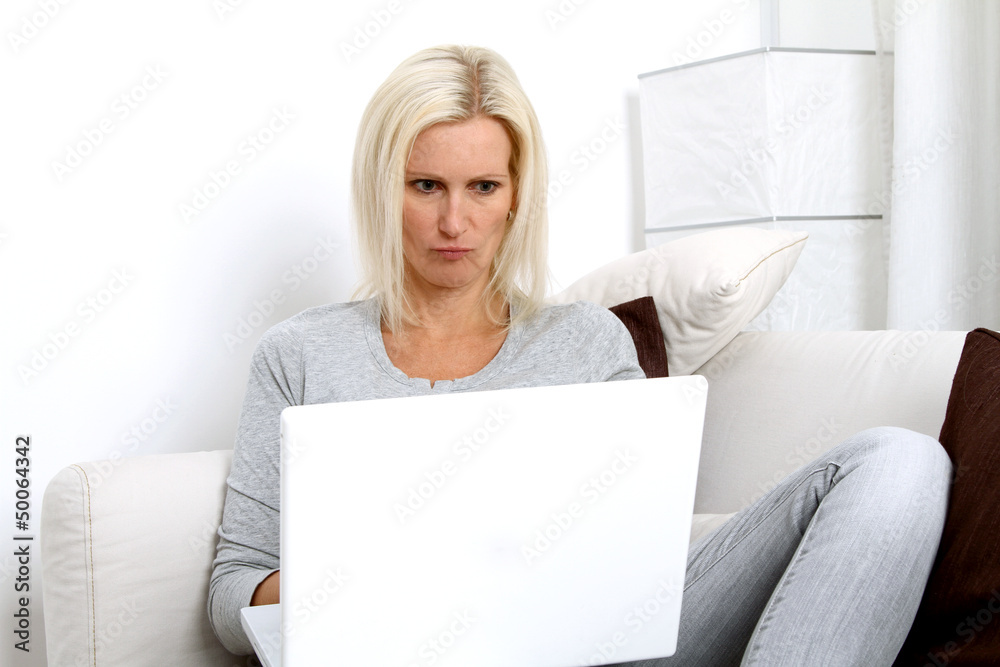 Frau im Wohnzimmer Frau im Wohnzimmer