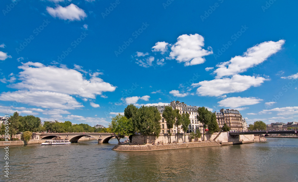 Fototapeta premium Vue de La Seine et l'île Saint-Louis - Paris, France