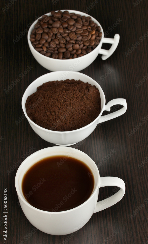 Obraz premium Different types of coffee in three cups on wooden table