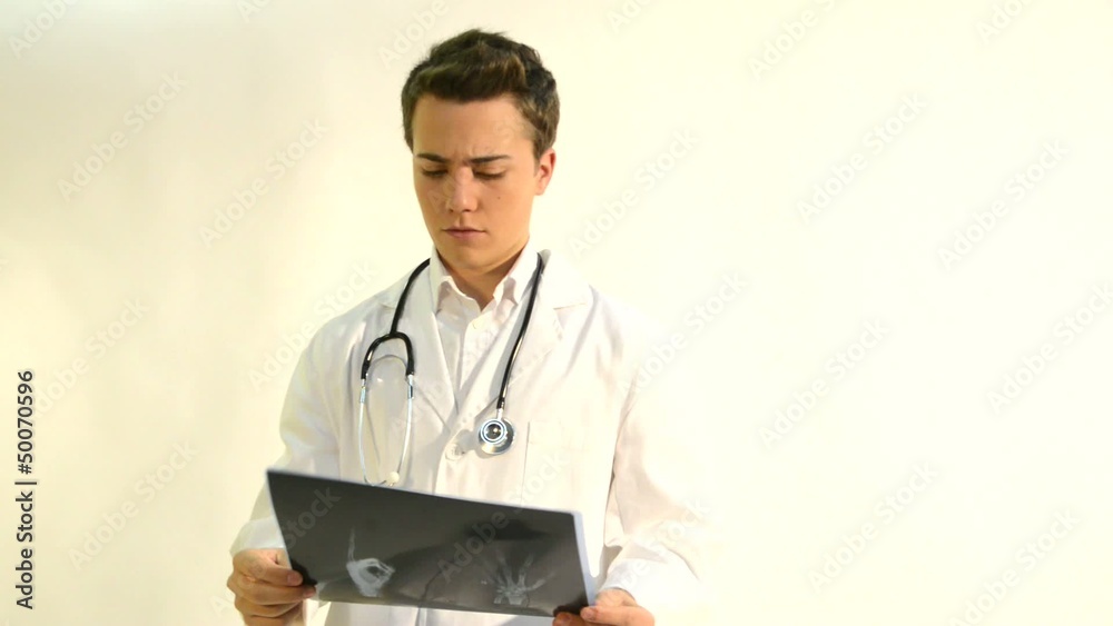 medico mirando radiografia