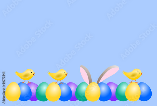 Bunte Eier mit Hasenohren und Küken