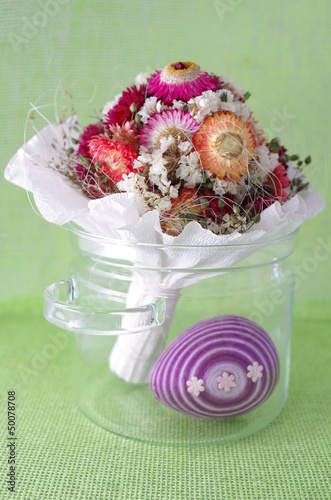Bukiet z suszonych kwiatów i jajko wielkanocne w naczyniu
