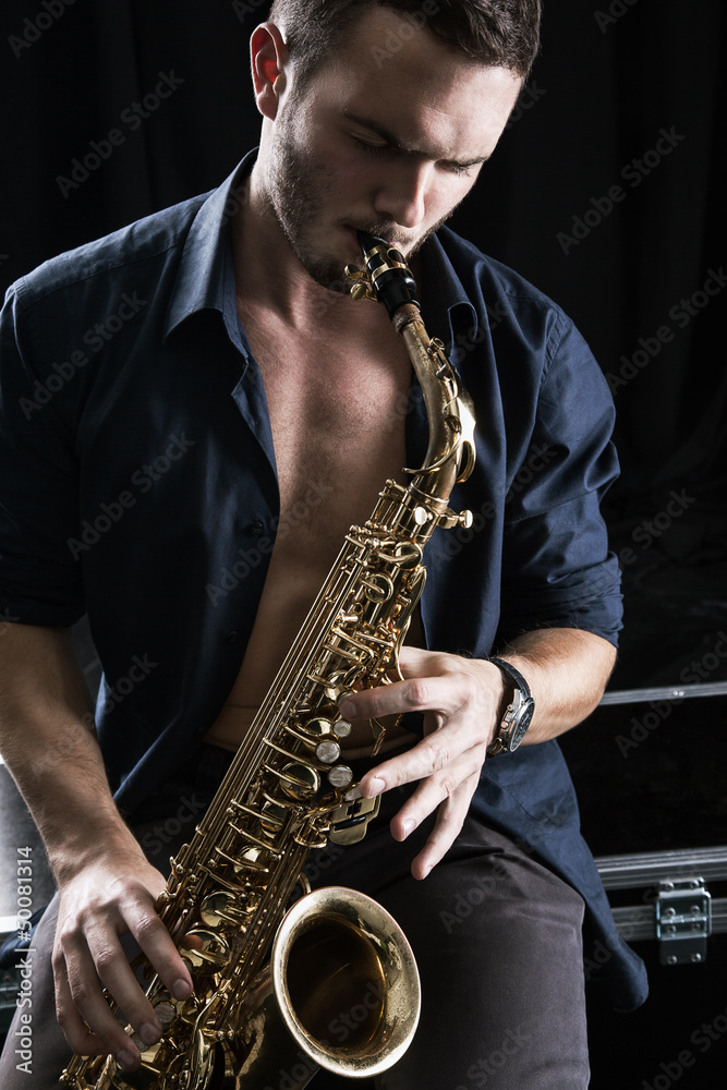 Obraz premium Young man playing the Saxophone.