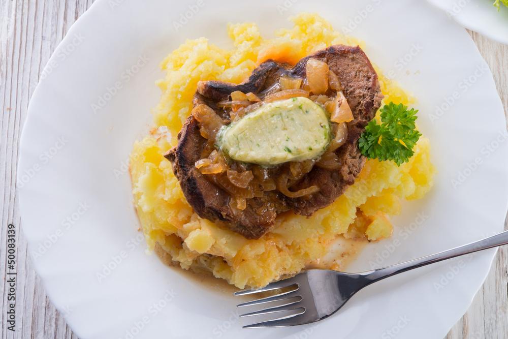 Spit roasts with braised onions Spit roasts with braised onions