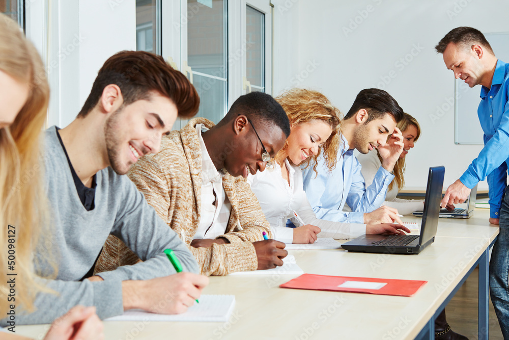Schüler arbeiten mit Lehrer in Workshop Schüler arbeiten mit Lehrer in Workshop