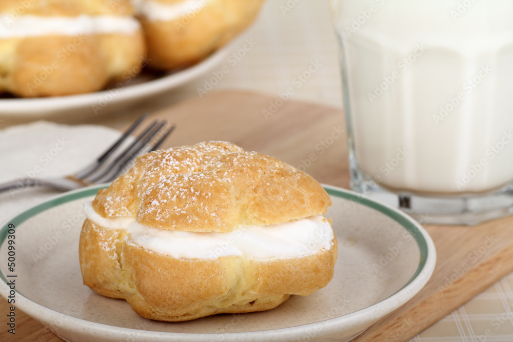 Naklejka premium Cream Puff and Milk
