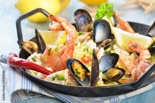 Paella mit Meeresfrüchten und Hühnerbrust photo