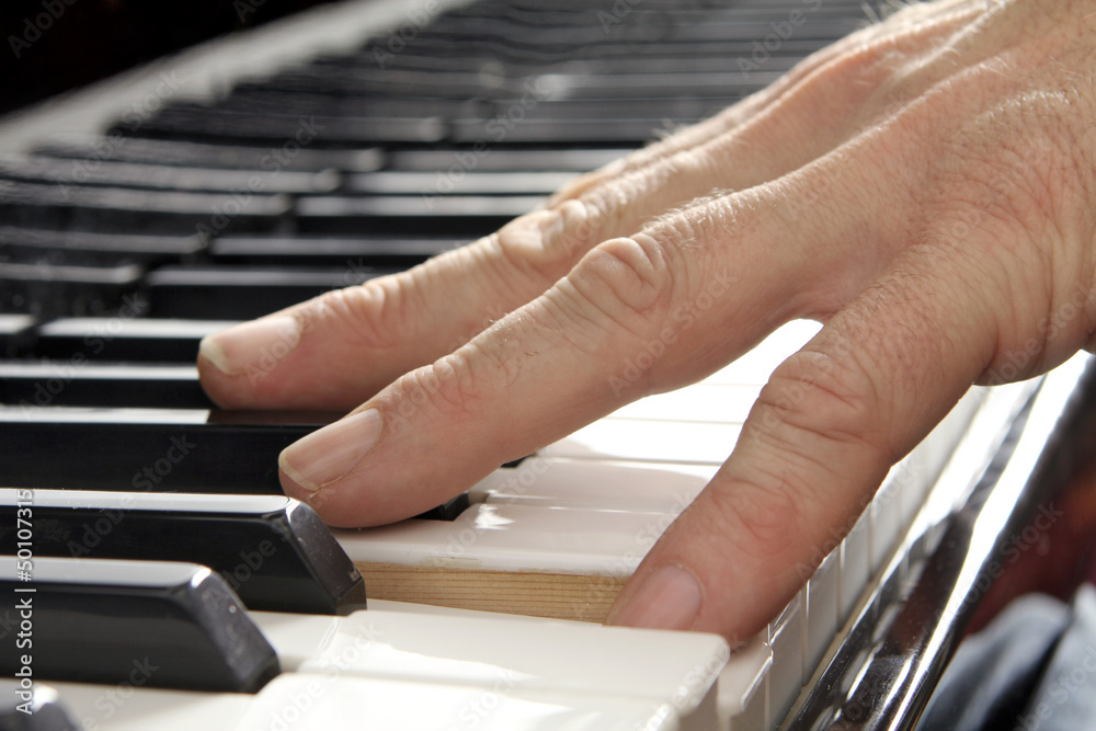 Fototapeta premium Main de pianiste en gros plan