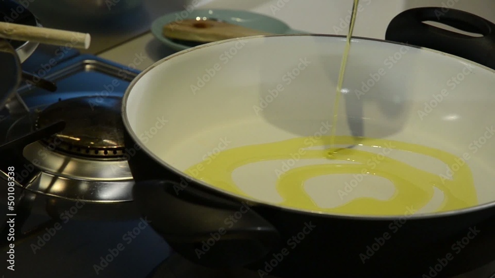 olio versato in padella olio versato in padella