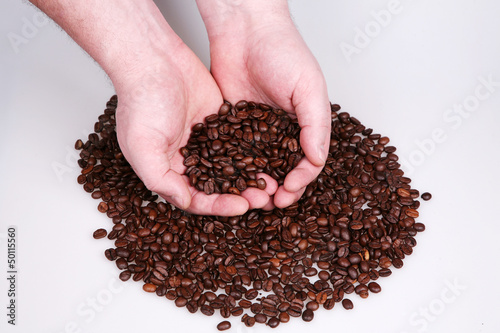 Kaffebonnen auf H  nde