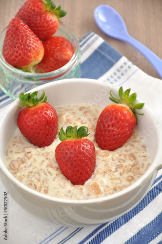 Haferschleim mit Erdbeeren