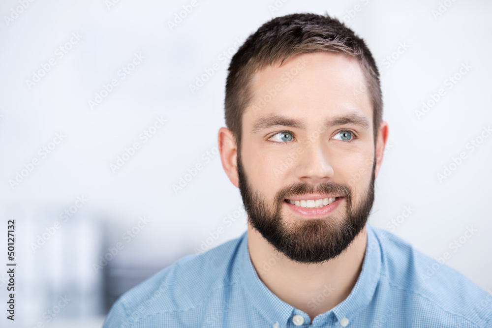 Obraz premium lächelnder junger mann