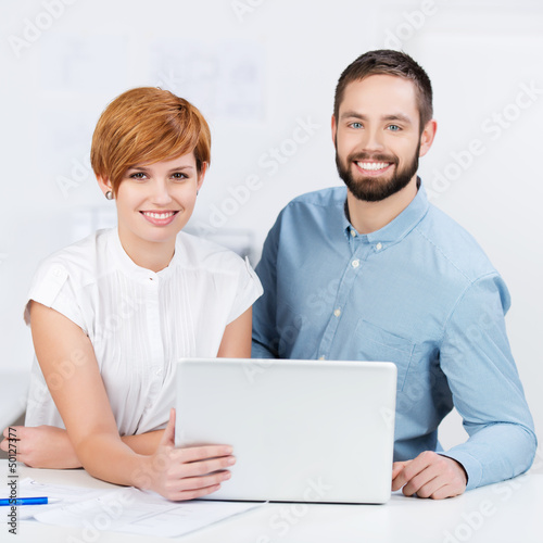 dynamische junge mitarbeiter am laptop