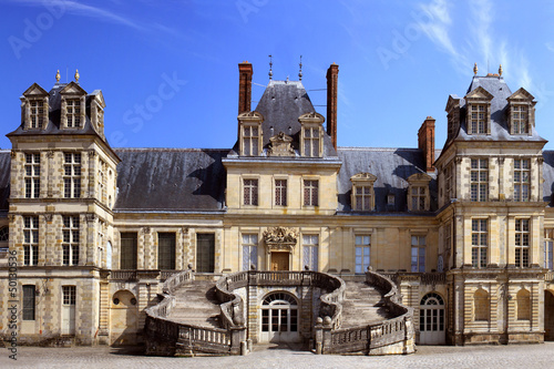 escalier en fer à cheval d'un château