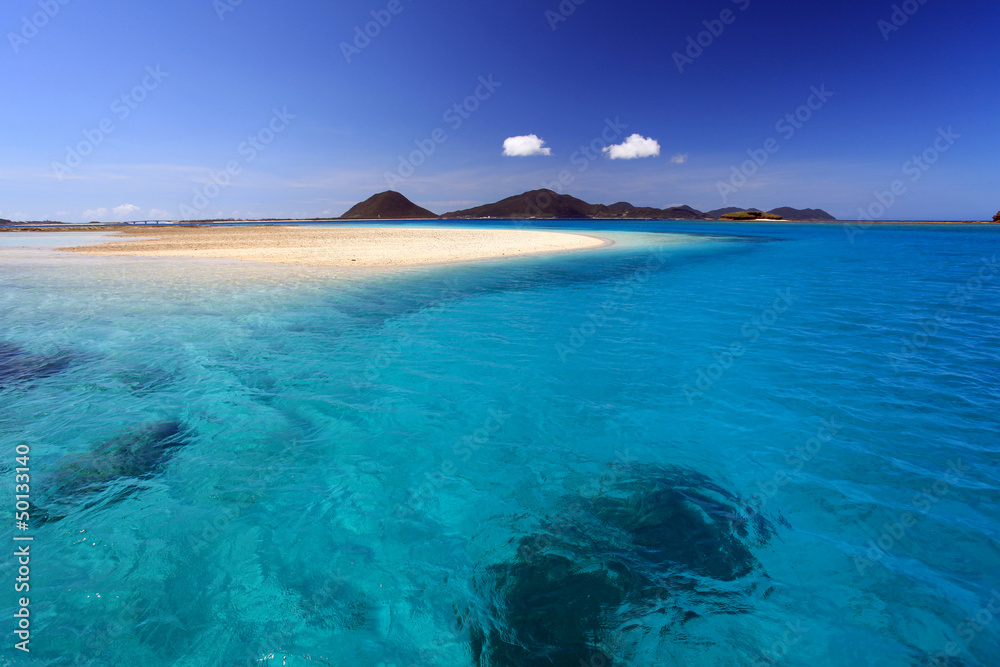 美しいサンゴの海と夏空