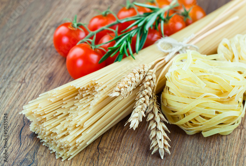 The composition of the pasta and vegetables on background