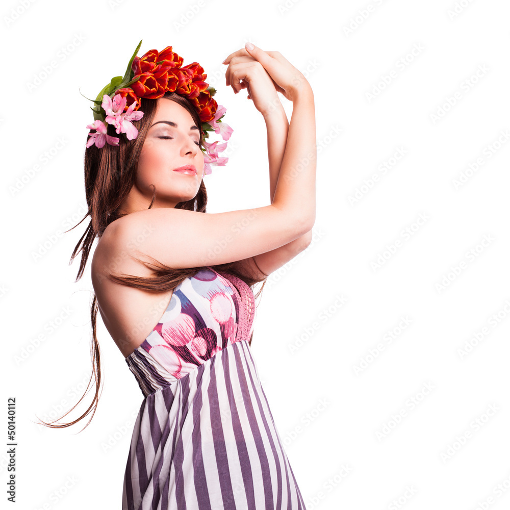 junge tanzende Frau mit Blumenkopfschmuck
