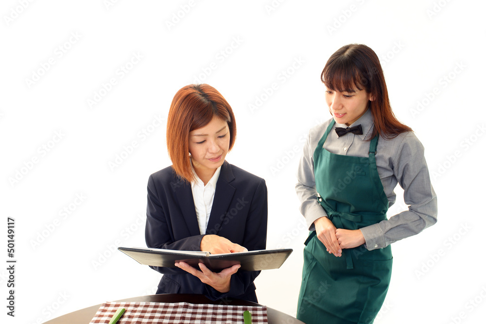 笑顔で働くウェイトレス 笑顔で働くウェイトレス