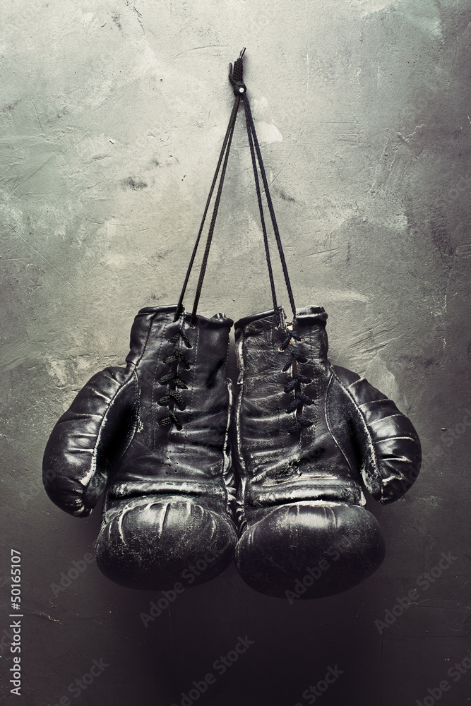 old boxing gloves hang on nail - obrazy, fototapety, plakaty 