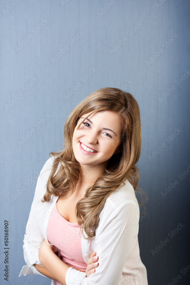 lachendes mädchen schaut nach oben lachendes mädchen schaut nach oben