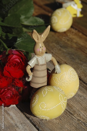 Osterhase und gelbe Eier