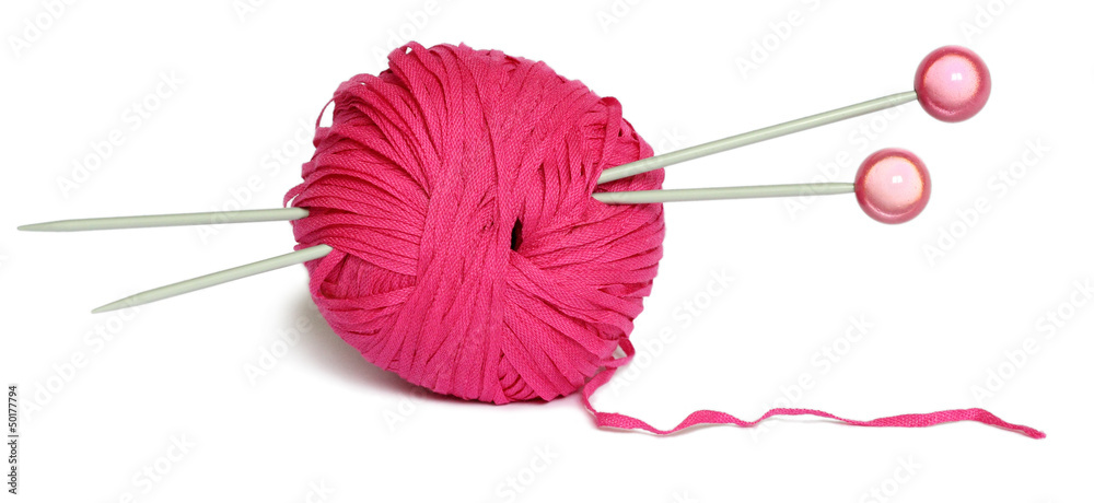 Pelote de fil de cotton couleur rose avec des aiguilles à tricoter isolée sur blanc. - obrazy, fototapety, plakaty 