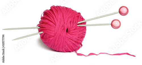 Pelote de fil de cotton couleur rose avec des aiguilles à tricoter isolée sur blanc. photo
