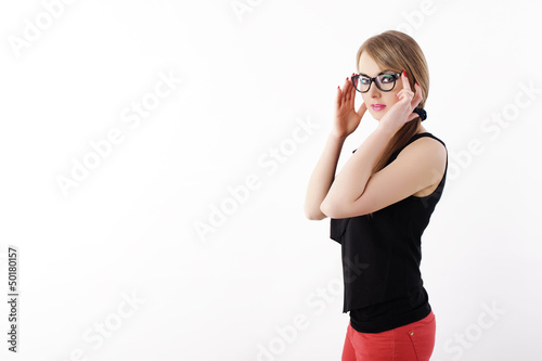 Portret pięknej dziewczyny w okularach na białym tle