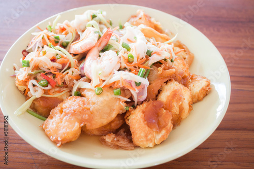 Spicy salad of shrimp and egg tofu stir-fry