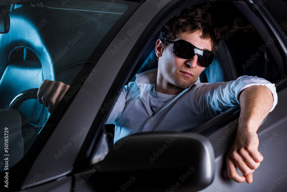 Tuner alla guida di una macchina sportiva Tuner alla guida di una macchina sportiva