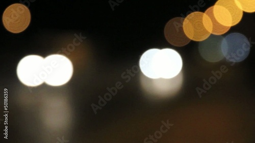 Lichter mit Bokeh von fahrenden Autos bei Nacht