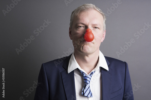 karneval, geschäftsmann mit pappnase und konfetti photo