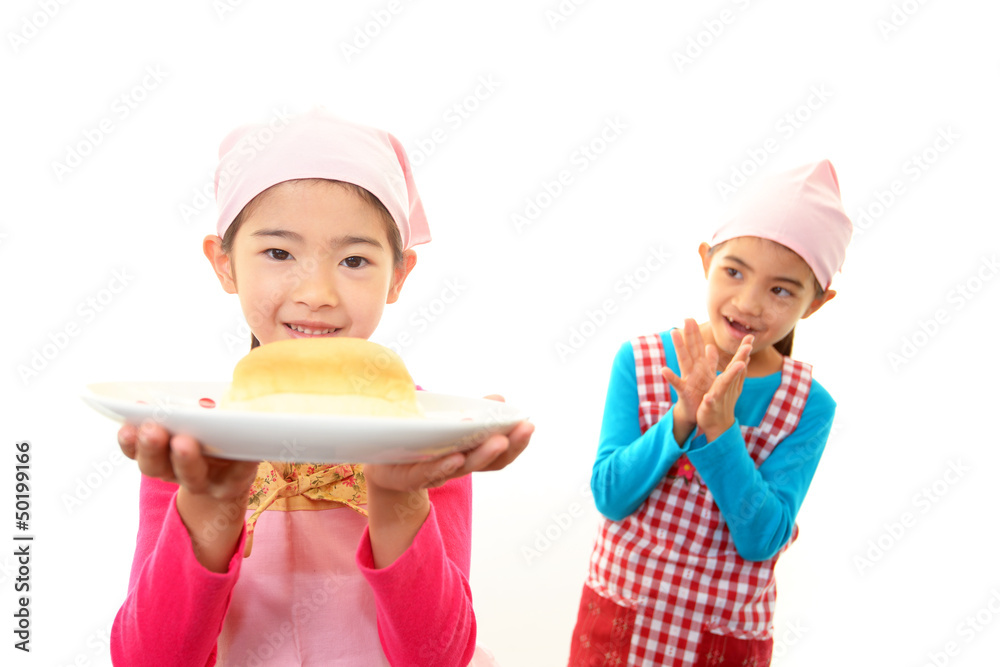 パンを持つ笑顔の姉妹