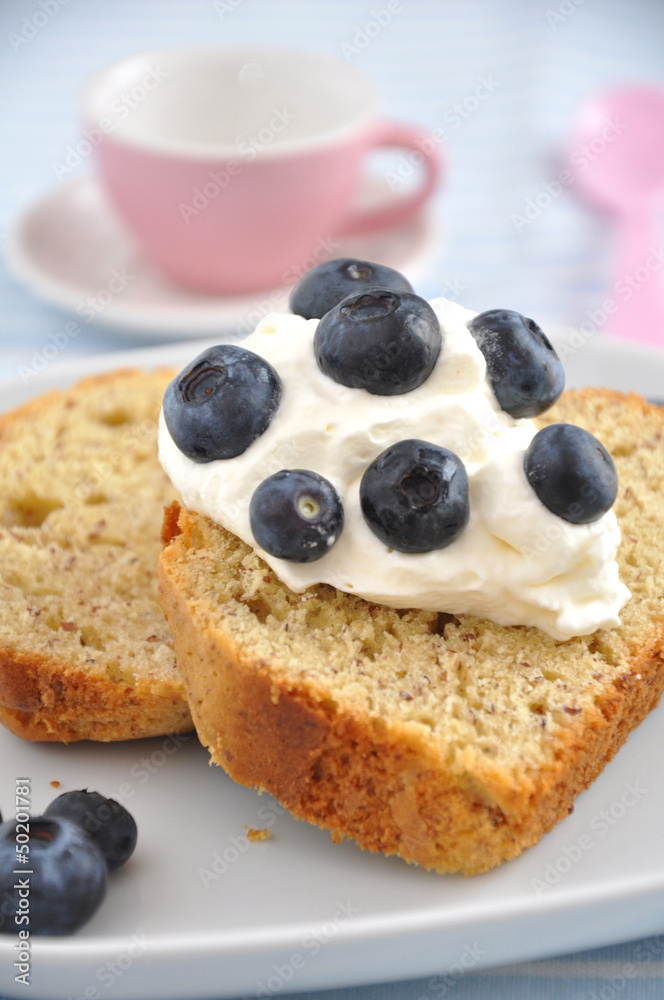 Vanillekuchen mit Heidlebeeren und Schlagsahne Vanillekuchen mit Heidlebeeren und Schlagsahne
