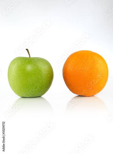 Grüner Apfel und Orange