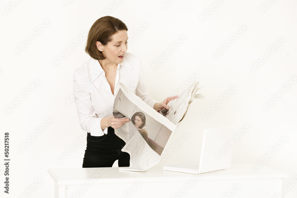 attraktive Frau mit Zeitung