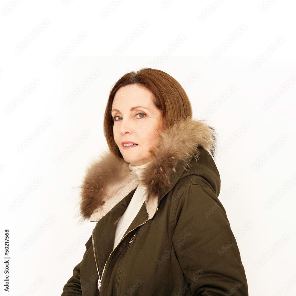 Frau trägt Parka Frau trägt Parka