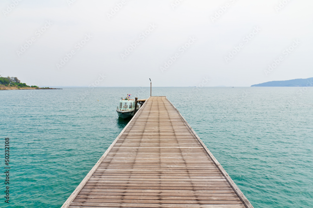 Fototapeta premium wooden bridge to the sea.