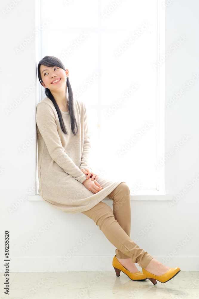 窓に座る女の子 窓に座る女の子