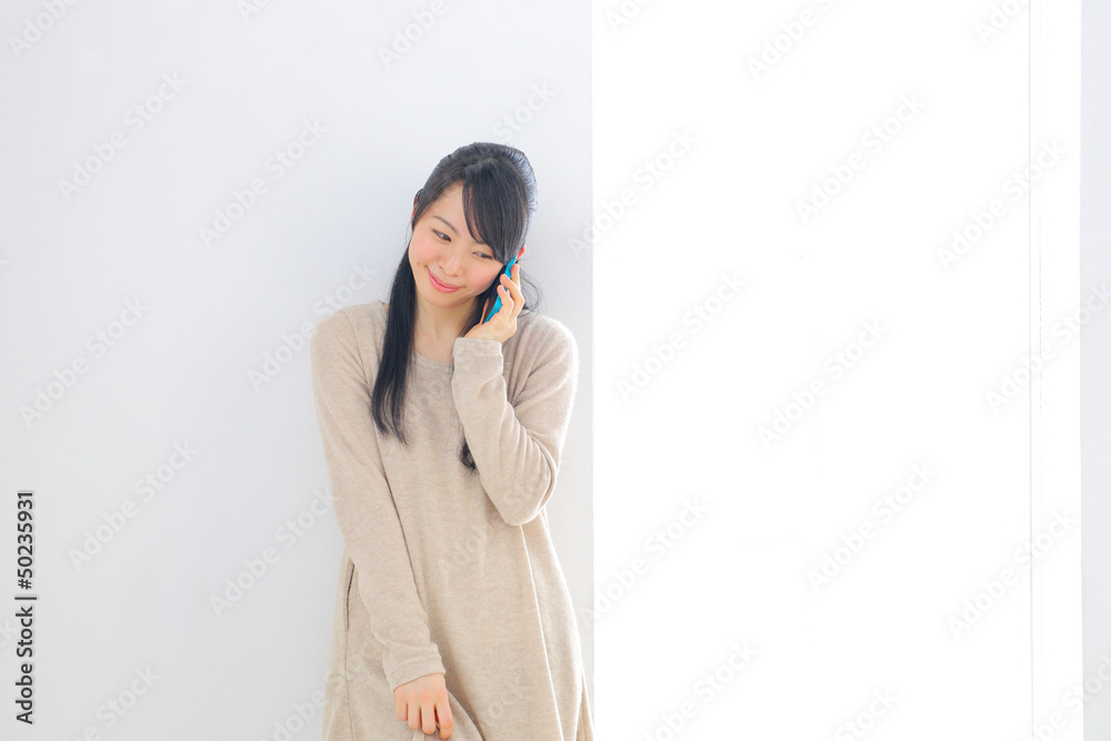 スマートフォンで話す女の子 スマートフォンで話す女の子
