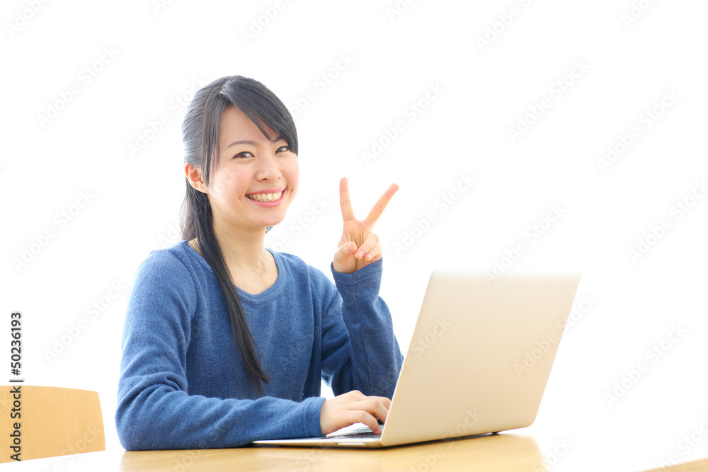 ノートパソコンを使う女の子 ノートパソコンを使う女の子