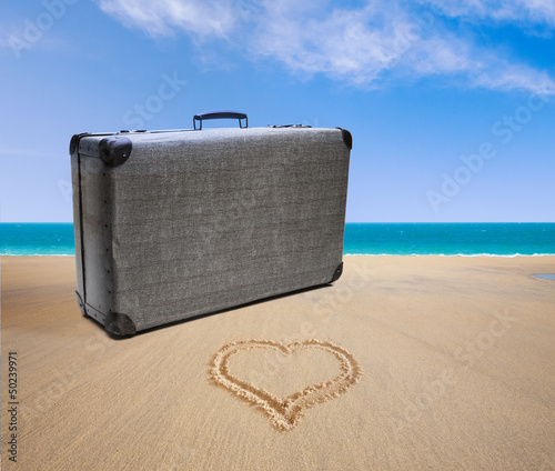 Koffer im Sand