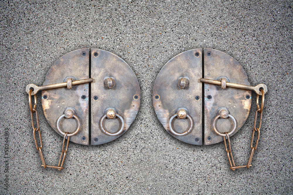 Naklejka premium Antique keys on the stone wall background