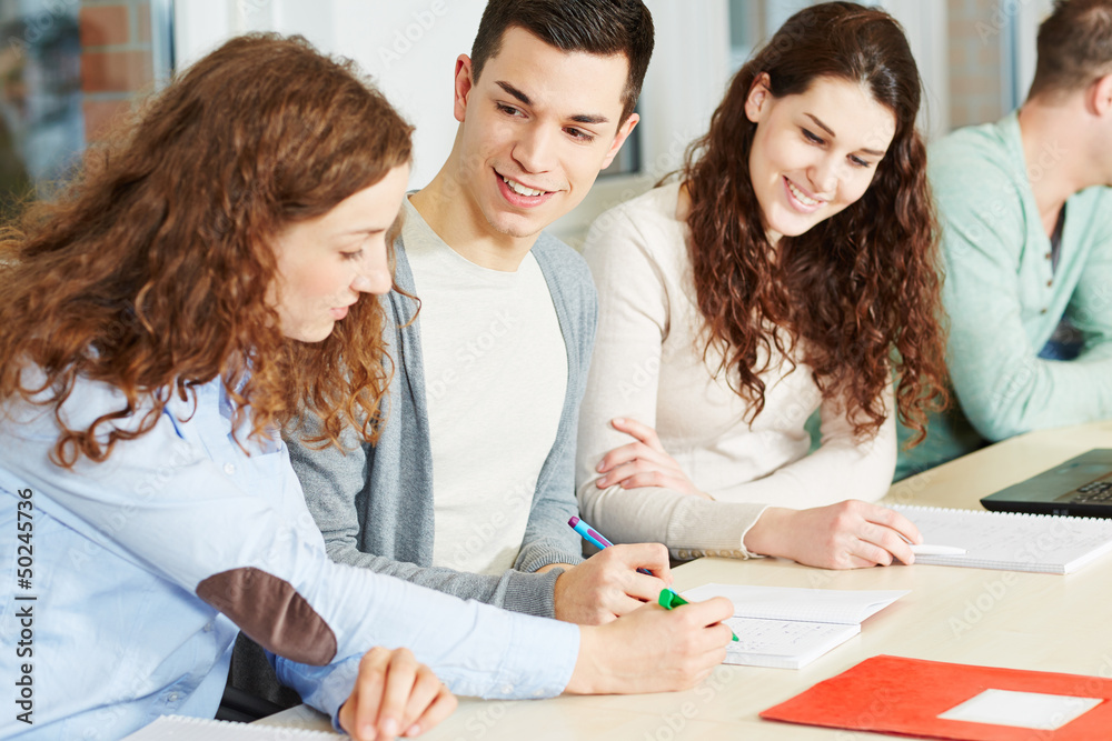 Frau Gibt Nachhilfe Für Schüler Stock Photo 