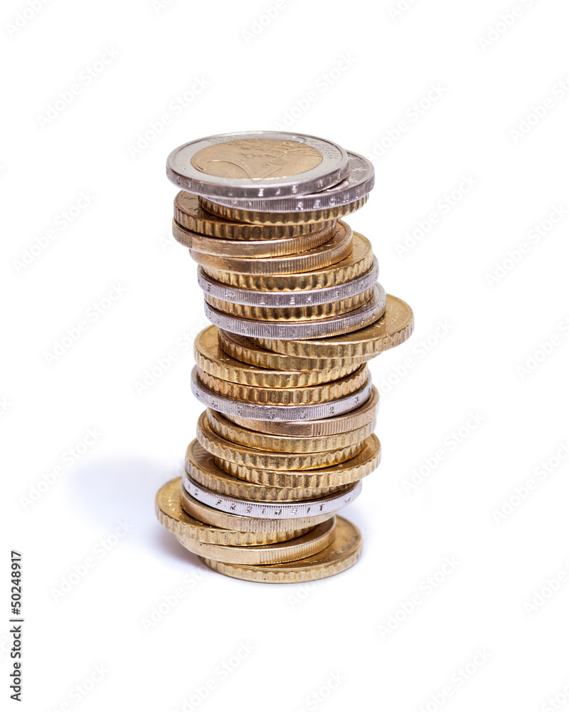 Stapel Euro Münzen auf weißer Hintergrund